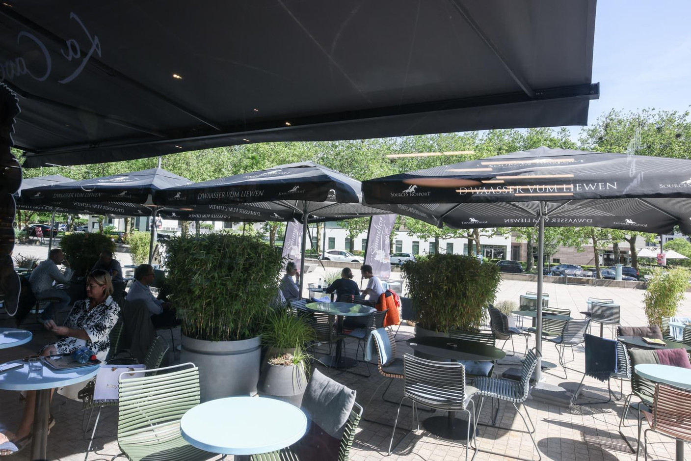During the summer season, the sun-drenched terrace is the perfect place to enjoy a Côtes de Provence Château Maïme Cuvée Héritage or Cuvée Promise rosé, or to toast a special occasion with a white or rosé crémant. Marie Russillo (Maison Moderne)