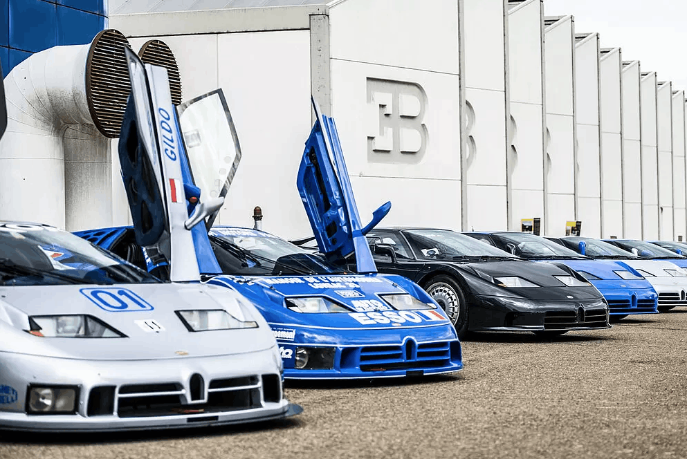 12 EB110 garée devant la Fabbrica Blu, que M. Labi voulait acquérir pour en faire un musée à la gloire de la marque née en Italie. (Photo: Bugatti)