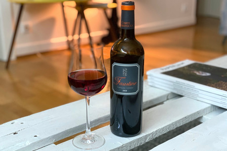 Faustine est un élixir à la jolie robe rubis et au nez végétal frais et épicé, parfait pour les amateurs de vins fins et digestes… (Photo: Maison Moderne)