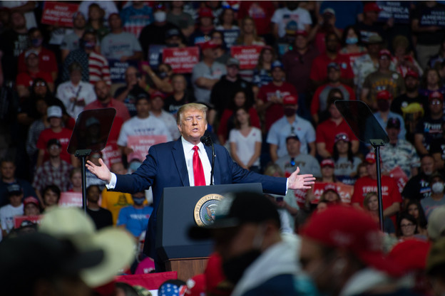 Les plans serrés peuvent être trompeurs: Trump s’est en réalité adressé à une salle à moitié vide. (Photo: Shutterstock)