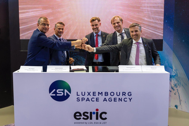 Alain Wagner et Andreas Hammer (tous les deux d’Airbus Defence and Space) ont signé un accord de coopération avec l’Esric, dirigé par Mathias Link (à droite), et le List et son CEO, Thomas Kallstenius, en présence du ministre de l’Économie, Franz Fayot. (Photo: SIP/Emmanuel Claude)