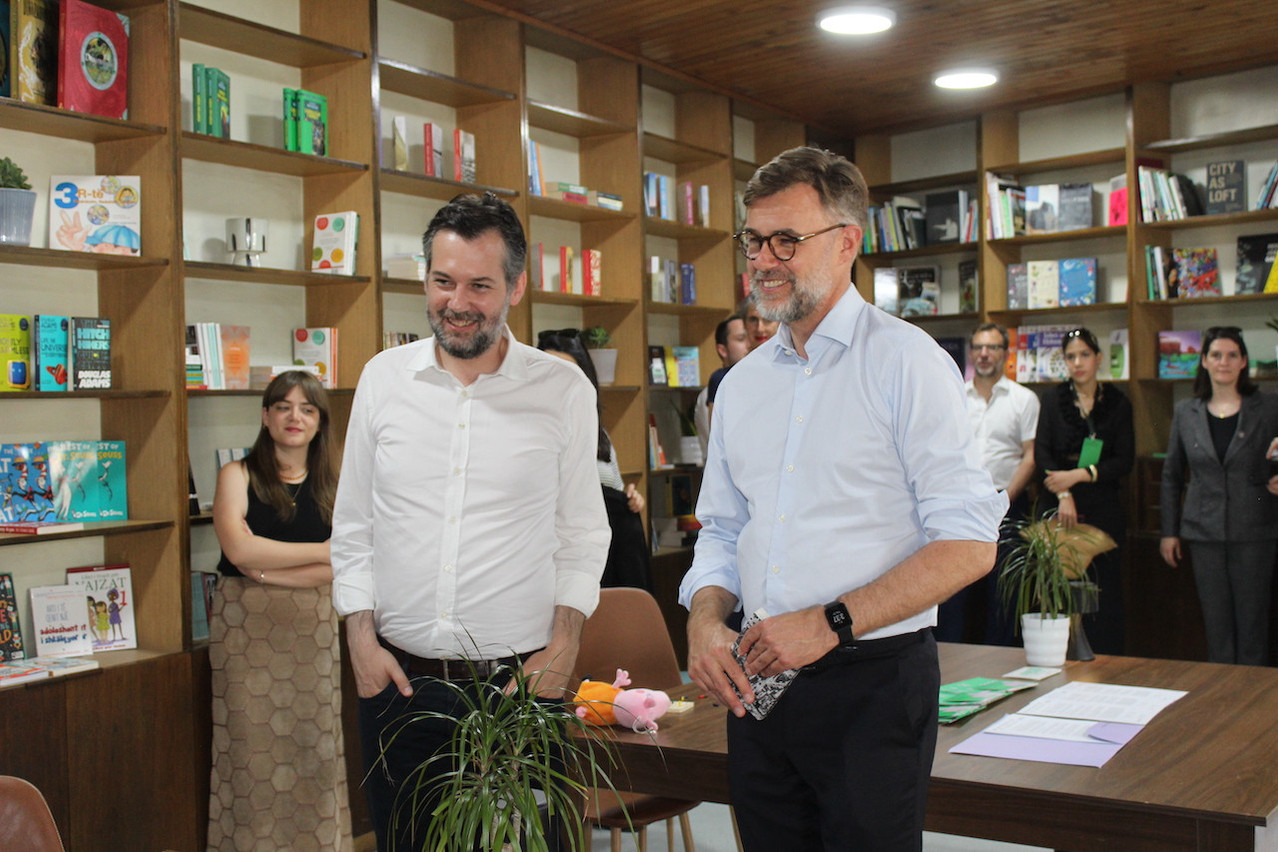 Kosovo’s minister of culture Hajrulla Çeku and Franz Fayot in the Hivzi Sylejmani library in Pristina, whose greeing Luxembourg is supporting MAE