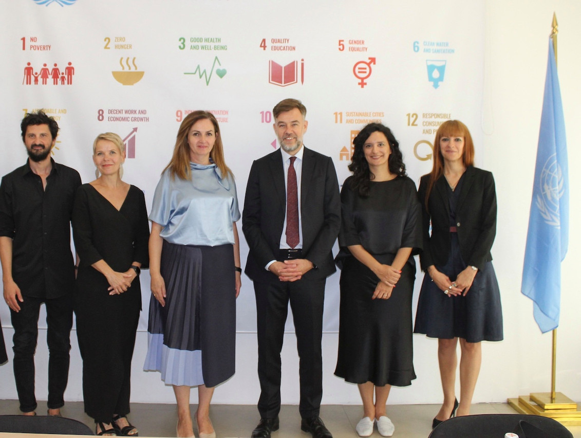 Franz Fayot with, from left to right, Leutrim Fisheteku, co-founder of Autostrada Biennale, Maria Suokko from the United Nations Development Programme in Kosovo, Arbërie Natavci minister of education, Vatra Abashi, co-founder of Autostrada Biennale and Natacha Gomes, chargée d’affaires ad interim in Kosovo. MAEE