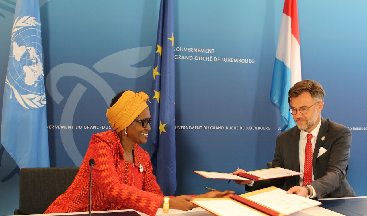 Winnie Byanyima, UNAIDS executive director, and Franz Fayot exchange copies of the strategic partnership framework   MAEE