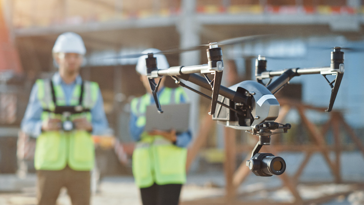 Dans la construction, comme dans la modélisation de nos environnements, l’observation de la Terre ou le soin à apporter aux récoltes: les usages du drone sont multiples. (Photo: Shutterstock)
