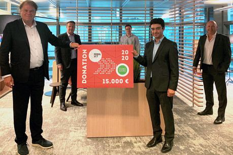 Gérard Hoffmann et la Fedil-ICT ont fait don de 15.000 euros prélevés sur le solde de liquidation à Claudio Mourato et au Code Club Luxembourg, une association œuvrant pour la promotion de l’ICT auprès des jeunes. (Photo: Fedil)
