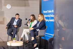 René Winkin, General Manager, FEDIL, Anne Calteux, Head of Representation of EU Commission to Luxembourg, et Jana Meisser, Head of Special projects, Long products, ArcelorMittal. (Photo: Romain Gamba/Maison Moderne)