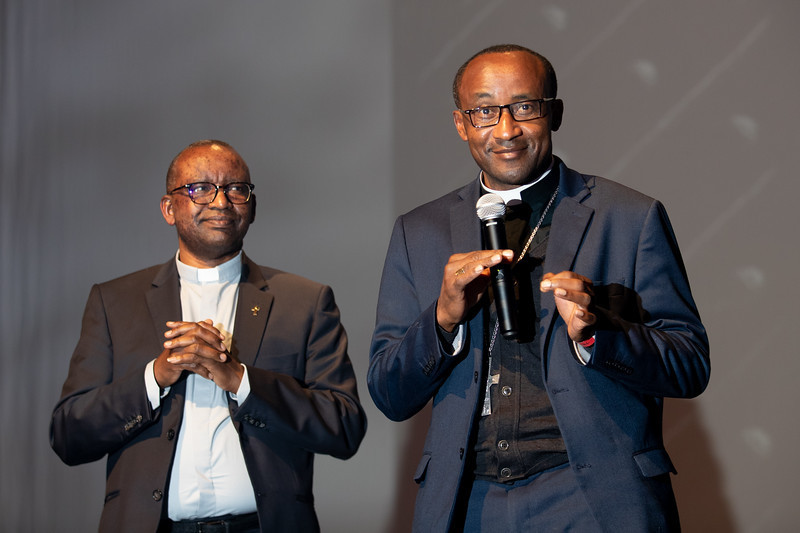 President of Femmes développement Abbé Pierre Habarurema with bishop Edouard Sinayobye © claude piscitelli