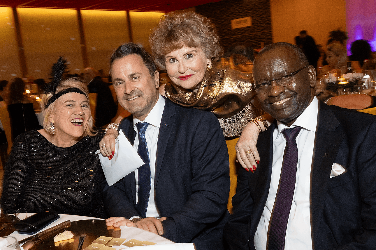 (l-r) Lea Linster, godmother of the event; prime minister Xavier Bettel; Luisella Moreschi, vice-president of Femmes developpement; Abbe Pierre Habarurema, president of Femmes developpement, seen at Femmes développement’s fundraising gala, 19 October 2023. Photo: Femmes développement / Claude Piscitelli