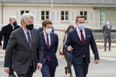 Thierry Breton, commissaire européen au Marché intérieur, et Clément Beaune, secrétaire d’État français chargé des Affaires européennes, ont été accueillis lundi 3 mai par le Premier ministre, Xavier Bettel, pour une visite de travail. (Photo: SIP/Jean-Christophe Verhaegen)