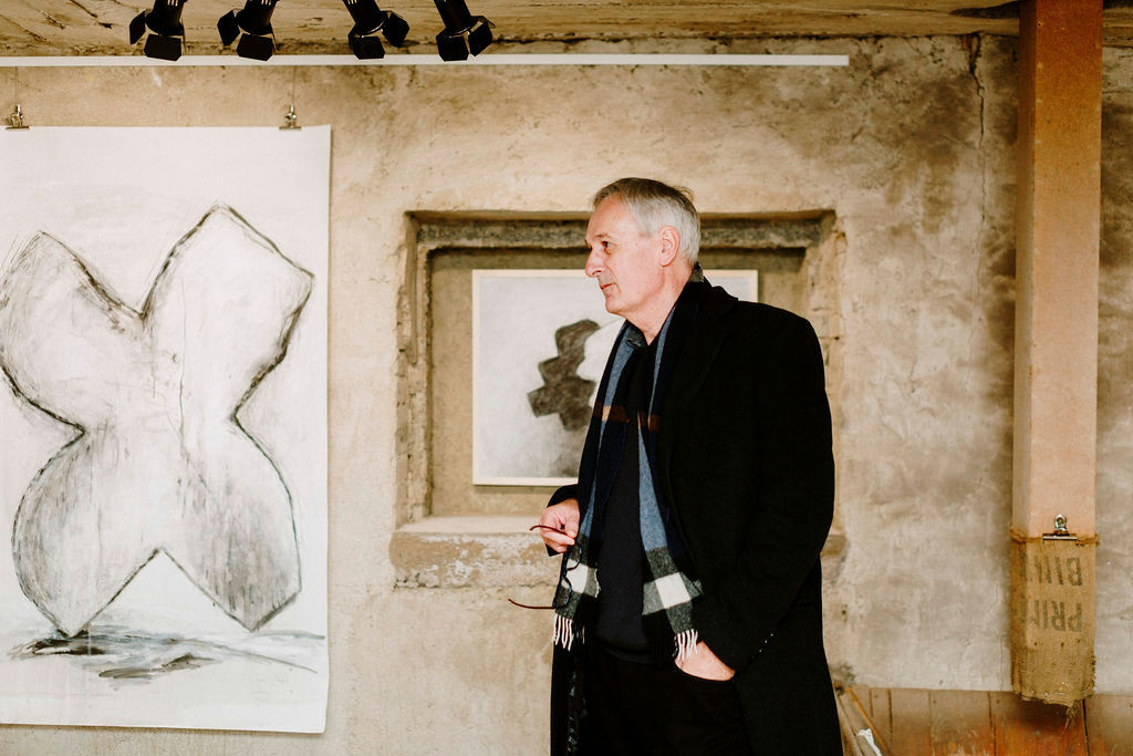 Bertrand Ney devant une de ses œuvres. (Photo:  Blink Blink Studio )