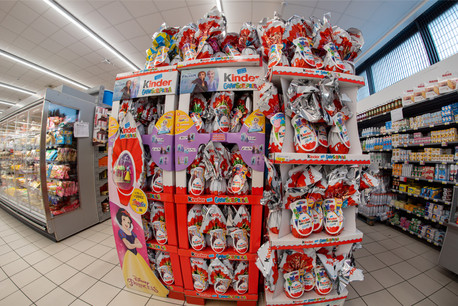 Les œufs Kinder trônent en tête de gondole de nombreuses grandes surfaces à l’approche des fêtes de Pâques. (Photo: Shutterstock)
