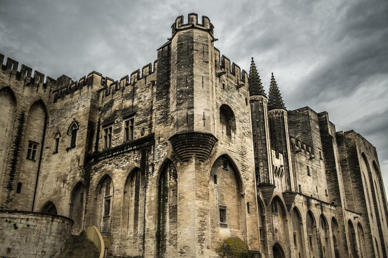 Avignon et son célèbre Palais des Papes ne vibreront pas au rythme du théâtre cette année, en juillet, en raison de la pandémie de coronavirus. (Photo: Shutterstock)