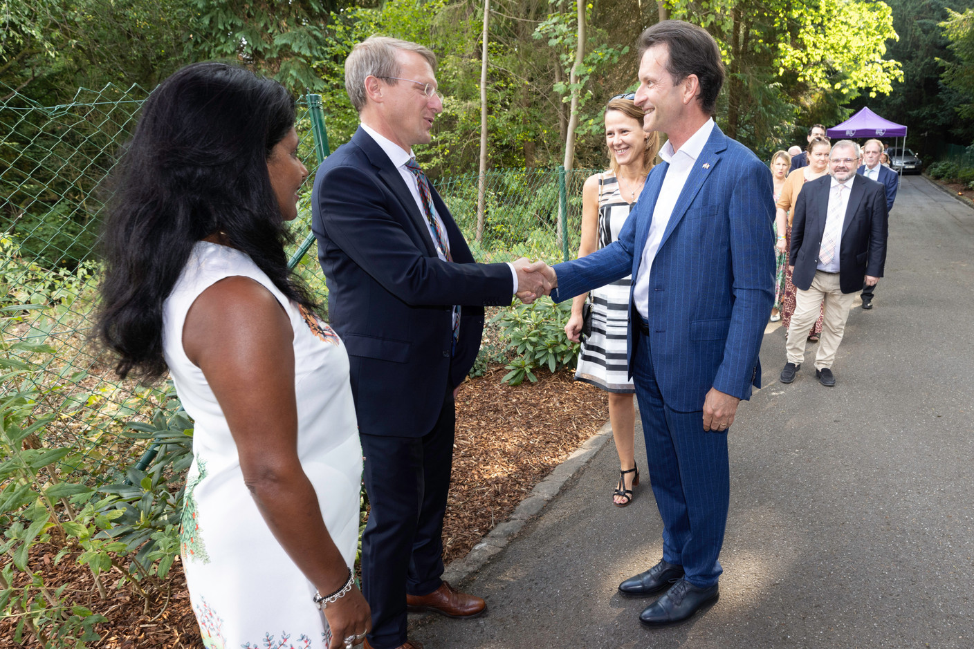 Ambassador Thomas Lambert and his wife Sofie Lambert-Geeroms (left) greeting Carlo Thelen (Luxembourg Chamber of Commerce) Guy Wolff/Maison Moderne