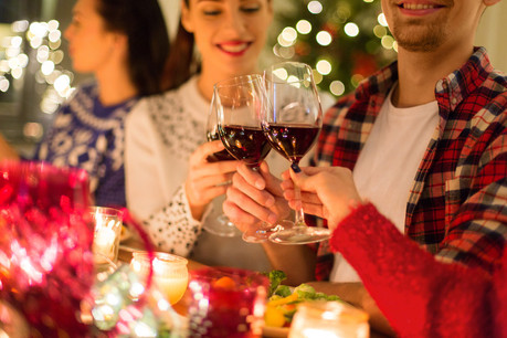 Pour les fêtes de fin d’année, le couvre-feu et la limite à deux invités du même ménage s’appliqueront aussi. (Photo: Shutterstock)