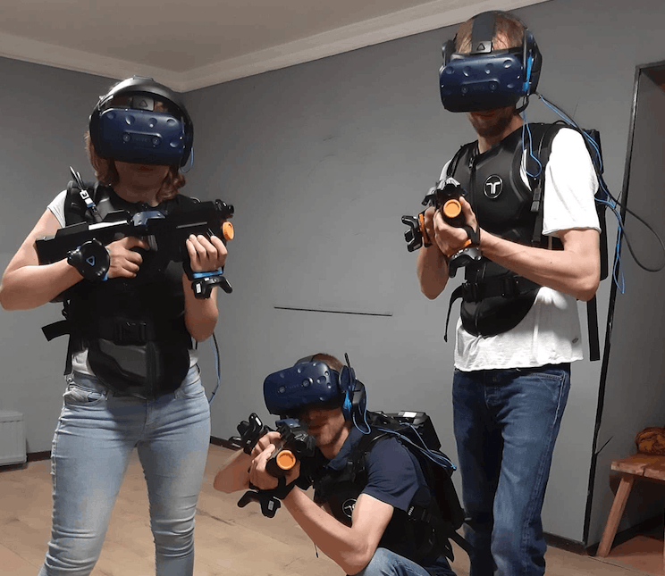  Munis d’un casque de réalité virtuelle et d’une arme à feu, les joueurs sont en immersion totale dans un monde situé en 2041. (Photo: Crocus Quest Games)