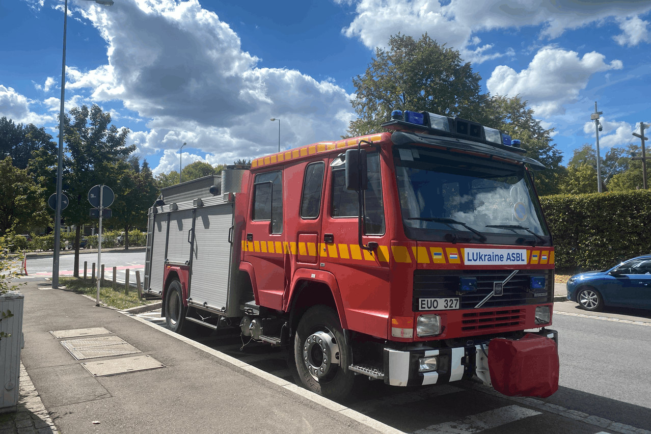 The fire truck which arrived in Luxembourg from Sweden was parked at rue Albert Borschette where LUkraine's press conference took place on 23 August. Photo: Maison Moderne