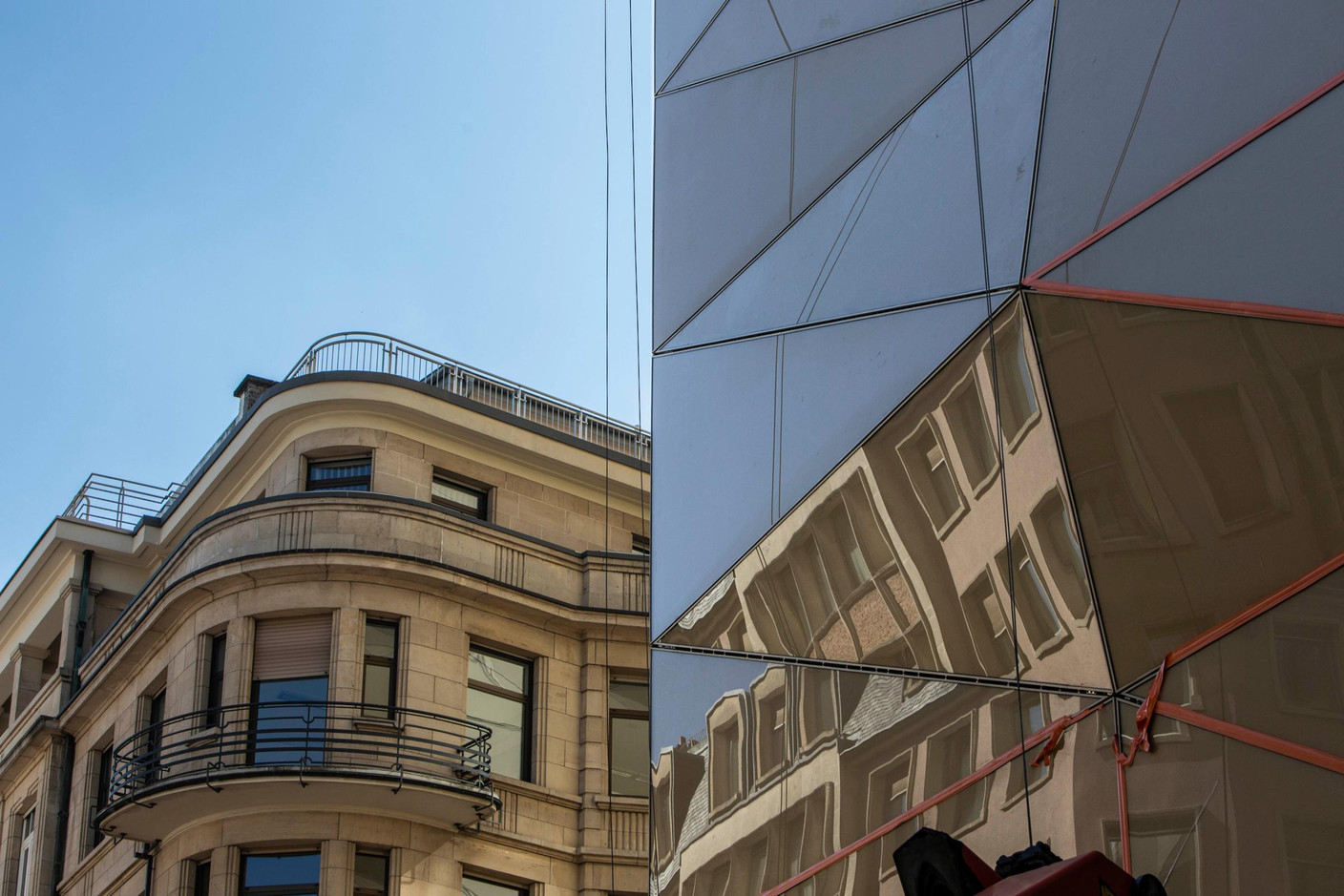 La couleur choisie pour cette façade en verre est proche de celle du grès des immeubles voisins. (Photo: Jan Hanrion / Maison Moderne)