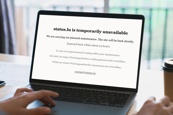 Ce jeudi matin, le père du jeune Luxembourgeois lui a demandé de débrancher définitivement son site Status.lu. Qui soulève des interrogations qui lui survivront. (Photos: capture d’écran status.lu, Shutterstock. Montage: Paperjam.)