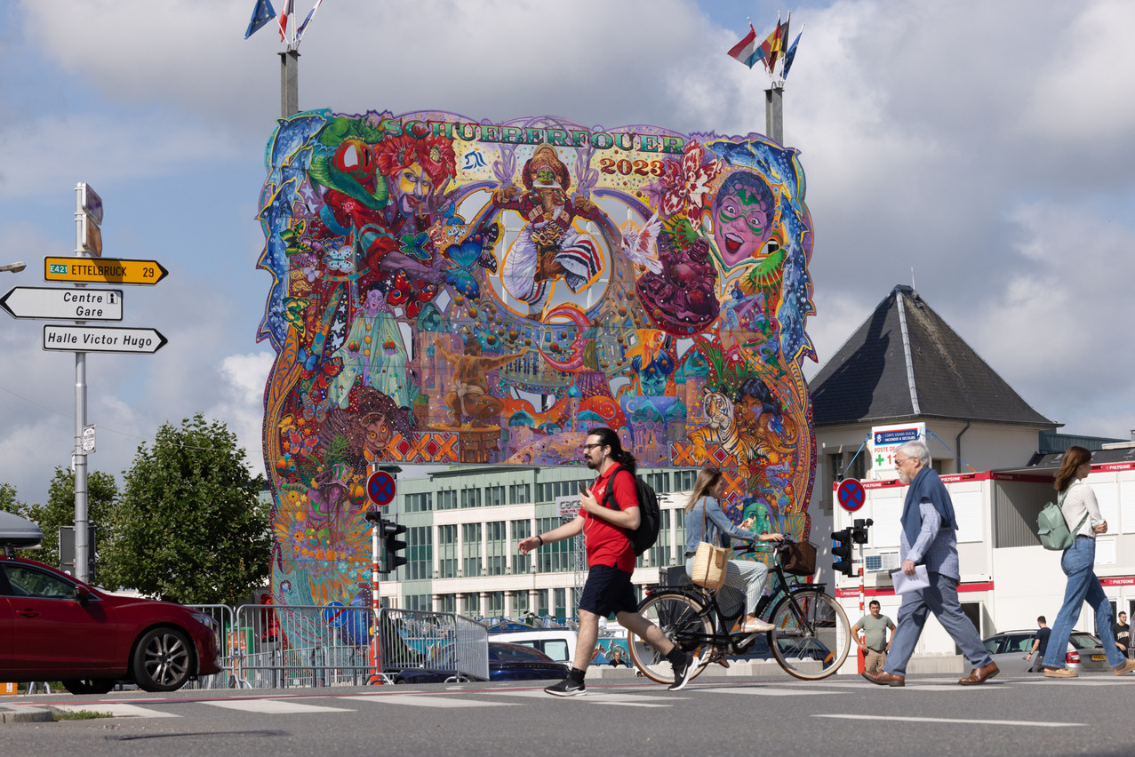The metamorphosis of the Glacis car park has been underway for weeks. But before the fair can open, each ride must undergo inspection. Photo: Guy Wolff / Maison Moderne