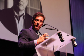 In his introductory remarks at the 2023 Finance Awards, Nicolas Mackel (Luxembourg for Finance) thanked the organisers for “bringing together bankers, asset managers, insurers, lawyers, and everybody in one room” for the event. Photo: Eva Krins and Marie Russillo/Maison Moderne