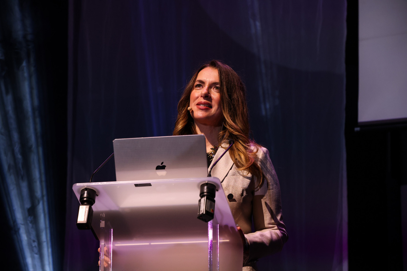 In her speech, Clara Durodié (Cognitive Finance Group), argued that the pace of change in the sector of artificial intelligence is “unprecedented” and urged the financial industry to carefully consider the risks associated with AI. Photo: Eva Krins and Marie Russillo/Maison Moderne
