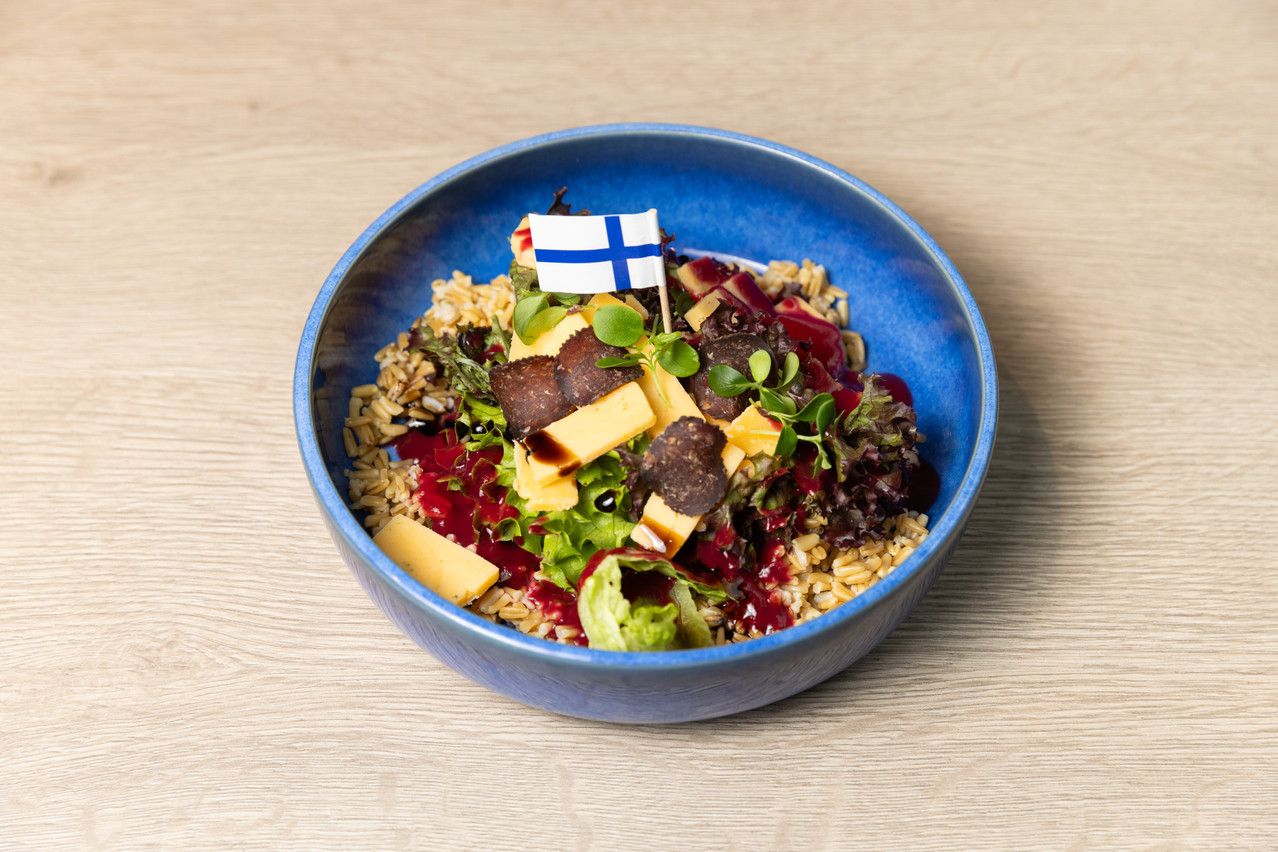 The salad bowl consists of lettuce from Luxembourg, oat rice, reindeer chips and cheddar cheese from Finland and is drizzled with lingonberry sauce. Photo: Romain Gamba/Maison Moderne