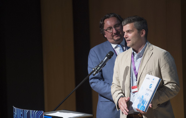 Pour Jonathan Prince (Finologee), ici devant Jean Diederich (Apsi), l’intégration de la luxembourgeoise Finologee dans les solutions fournies par la suisse New Access s’inscrit dans une tendance européenne. (Photo: Anthony Dehez/Archives Paperjam)