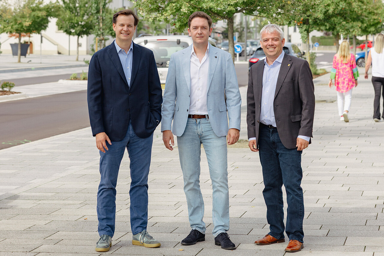Nicolas Speeckaert, CEO of Alleyesonme.jobs, Mike Reiffers, CEO of skeeled, and Steve Reckel, Mayor of Mondorf-les-Bains, in the heart of the municipality, working together to enhance the attractiveness of the area and its employment opportunities. (Photo: Romain Gamba)