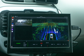 Images from the self-driving car’s cameras and sensors are translated into a dynamic image on the dashboard. Photo: Matic Zorman / Maison Moderne