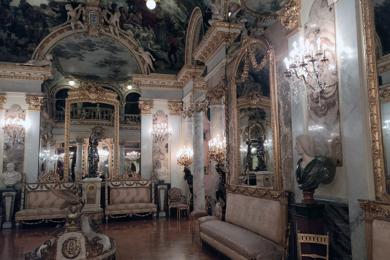 We’re dazzled by the beauty of the ballroom. (Photo: Emilio Naud/Paperjam)