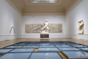 Ancient statues dialogue with modern works, creating unexpected correspondences between the eras. (Photo: Emilio Naud) 