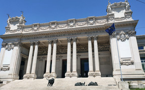 From the very entrance, the monumental black lions posted in front of the museum set the tone. (Photo: Emilio Naud) 