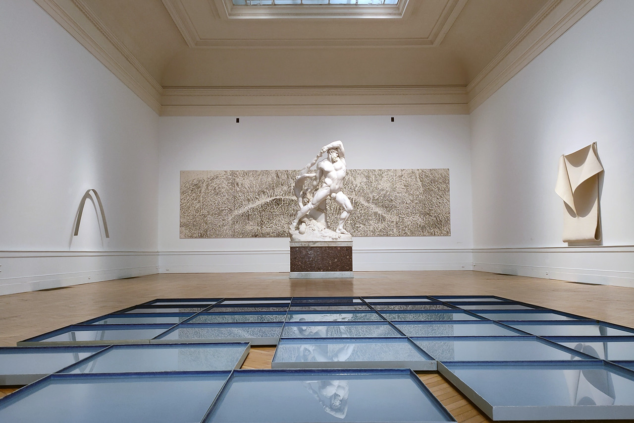 Ancient statues dialogue with modern works, creating unexpected correspondences between the eras. (Photo: Emilio Naud) 