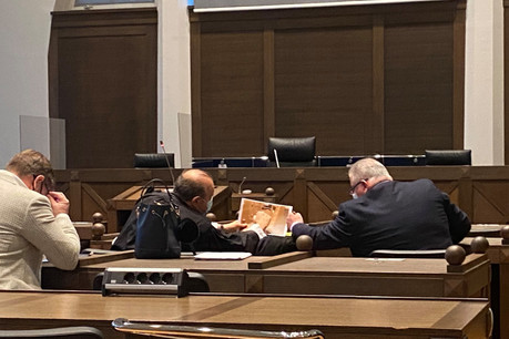 À quelques minutes de son audition, Flavio Becca discute avec son avocat, Hervé Temime, de la photo de son coffre-fort dans lequel les policiers ont retrouvé les montres. (Photo: Paperjam)