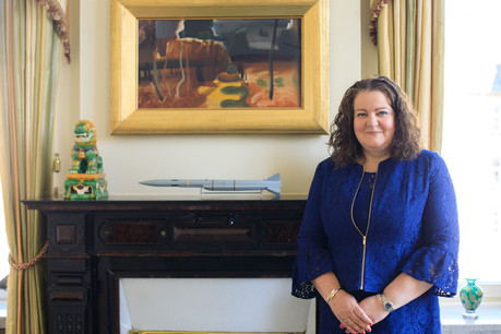 Fleur Thomas: «Je n’ai peut-être pas une formation diplomatique classique, mais j’ai en revanche voyagé dans des ambassades du monde entier au nom du gouvernement britannique dans des emplois précédents.» (Photo: Matic Zorman / Maison Moderne)