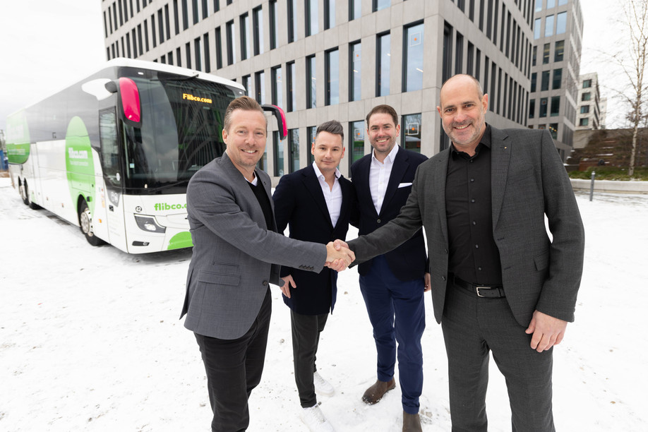 A decade ago, André Schwämmlein (left) “in white trainers”, recalls Jos Sales (right), came to visit the project born within the Sales-Lentz group with great curiosity. Today, the German is back through the front door to lead Flibco to accelerated growth. In the middle, Flibco CEO Tobias Stüber with Fabian Stenger. (Photo: Robert Gongoll/Flix)