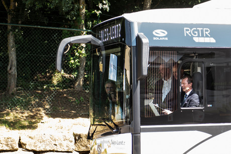 Durant sa visite au siège de Sales-Lentz à Bascharage, S.A.R. le Grand-Duc Henri a pu conduire un bus électrique. (Photo: Anthony Dehez)