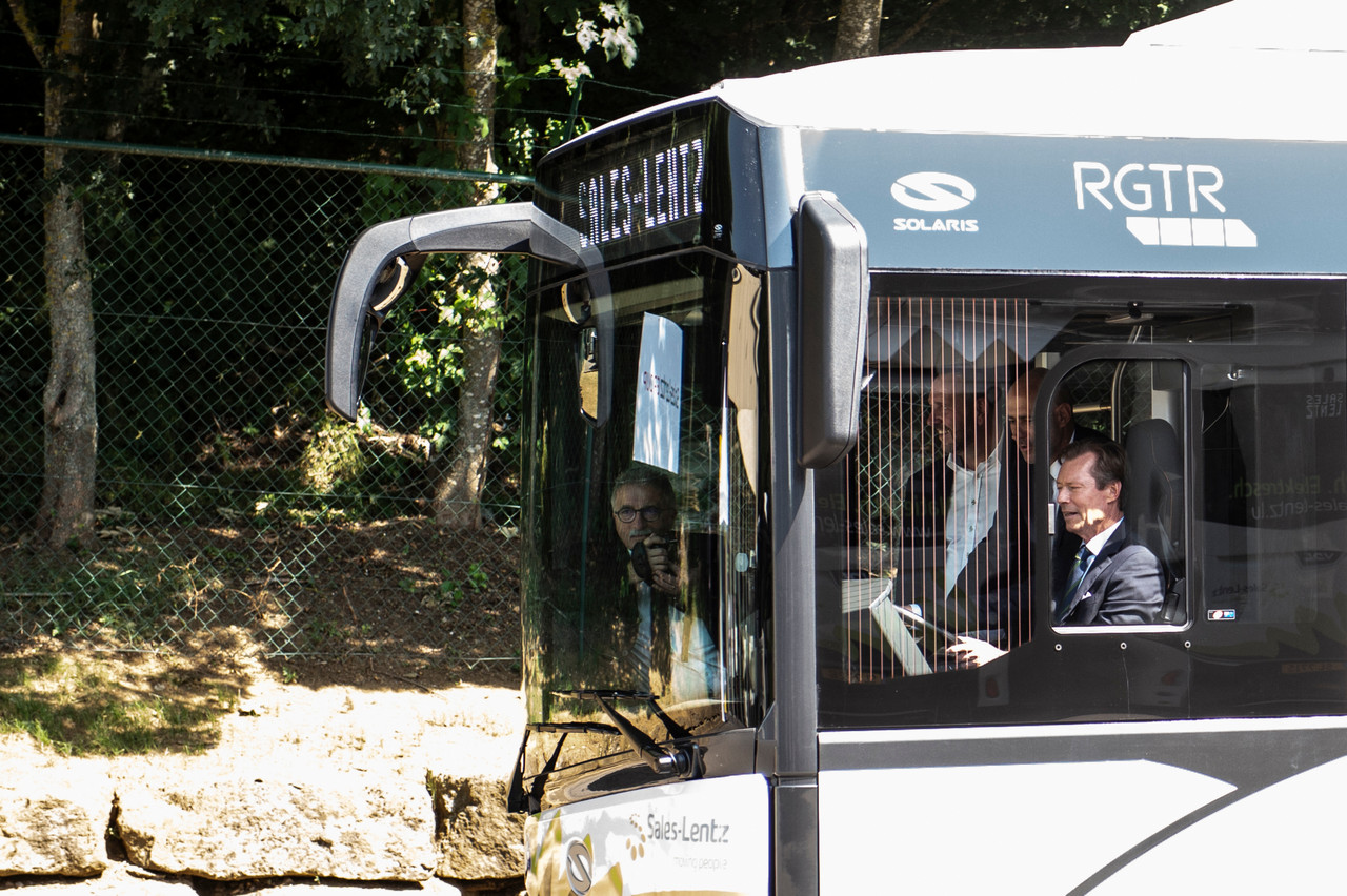 Durant sa visite au siège de Sales-Lentz à Bascharage, S.A.R. le Grand-Duc Henri a pu conduire un bus électrique. (Photo: Anthony Dehez)