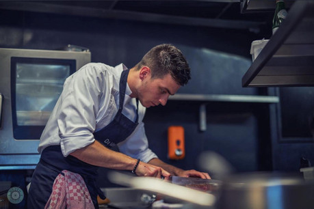 Appliqué et créatif, Florian Dauphin a su convaincre le jury du Trophée Éric Martin mais reste concentré sur sa cuisine quotidienne et ses valeurs, à Ma Langue Sourit... (Photo: Florian Dauphin)