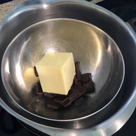 Tout d’abord, faire fondre au bain-marie sur feu doux le chocolat avec le beurre.   Arnaud Magnier