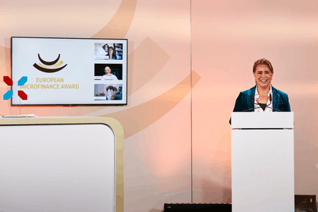 Avec les droits des femmes victimes de guerre, la microfinance inclusive est l’autre cause défendue par la Grande-Duchesse Maria Teresa depuis de nombreuses années. En arrière-plan: les trois finalistes 2021. (Photo: Studio Photography)