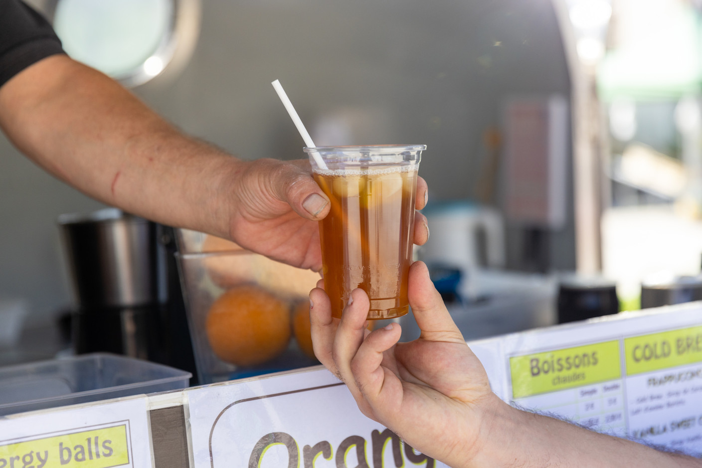 With its detox juices, iced teas and milkshakes, d’Humeur végétale focuses on drinks in its foodtruck.   Photo: Romain Gamba/Maison Moderne