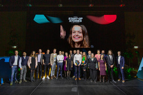 La «photo de famille» regroupant les 11 start-up présentes durant la soirée aux côtés du jury et des partenaires. (Jan Hanrion / Patricia Pitsch)