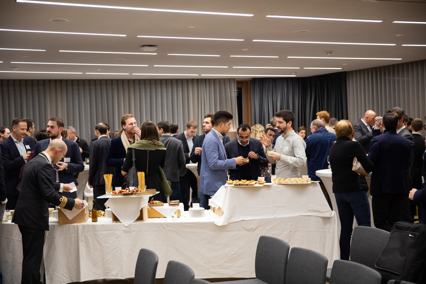 Après la remise des prix et la table ronde, les invités étaient invités à goûter certains des produits présentés par les start-up. (Photo: Romain Gamba / Maison Moderne)