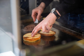 Du petit pain à la sauce, en passant par les oignons frits, tout est fait maison dans ce concept Street Bar. (Romain Gamba/Maison Moderne)