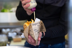 Du petit pain à la sauce, en passant par les oignons frits, tout est fait maison dans ce concept Street Bar. (Romain Gamba/Maison Moderne)