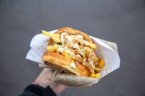 Du petit pain à la sauce, en passant par les oignons frits, tout est fait maison dans ce concept Street Bar. (Romain Gamba/Maison Moderne)