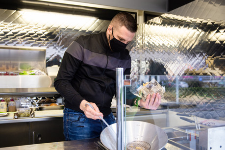 Du mardi au samedi, le chef du Two6Two, Baptiste Heugens, sert de délicieuses spécialités urbaines avec un petit goût de Belgique dans son food truck Street Bar, sur le parking de Smets, à Strassen. (Photo: Romain Gamba/Maison Moderne)