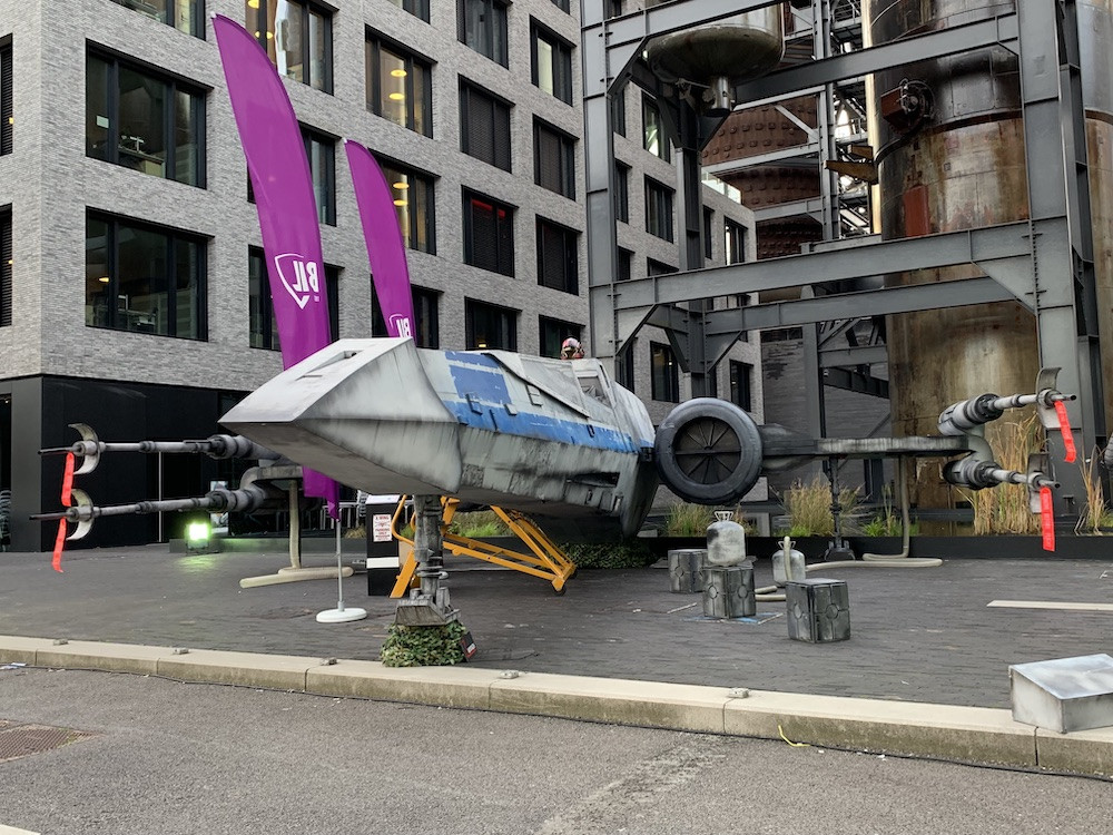 Un X-Wing dans lequel il était possible de monter et mettre des lunettes de réalité virtuelle pour voyager dans la galaxie. (Photo: Paperjam)